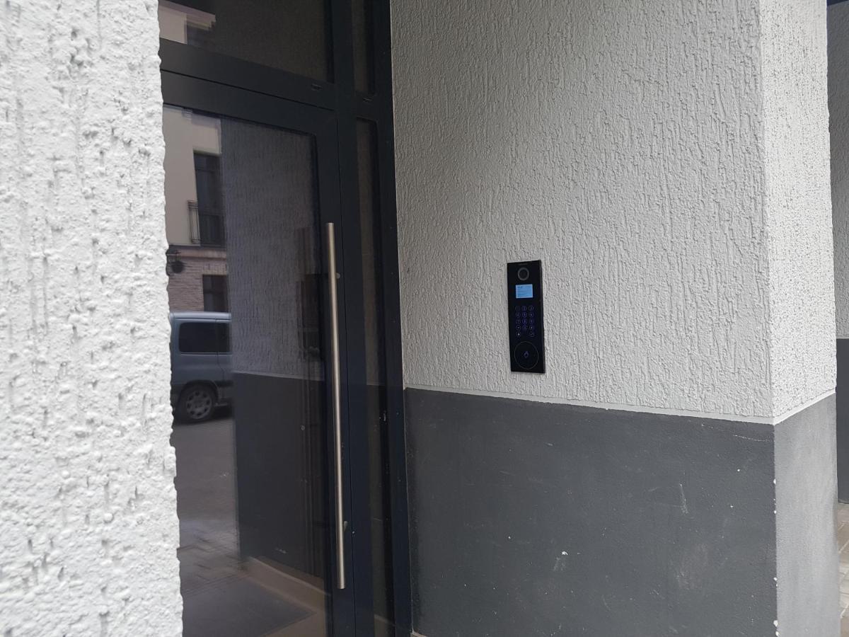 Happy Inn Vip, Self Check-In-24X7, A-C, Parking-In-The-Underground-Garage วิลนีอุส ภายนอก รูปภาพ